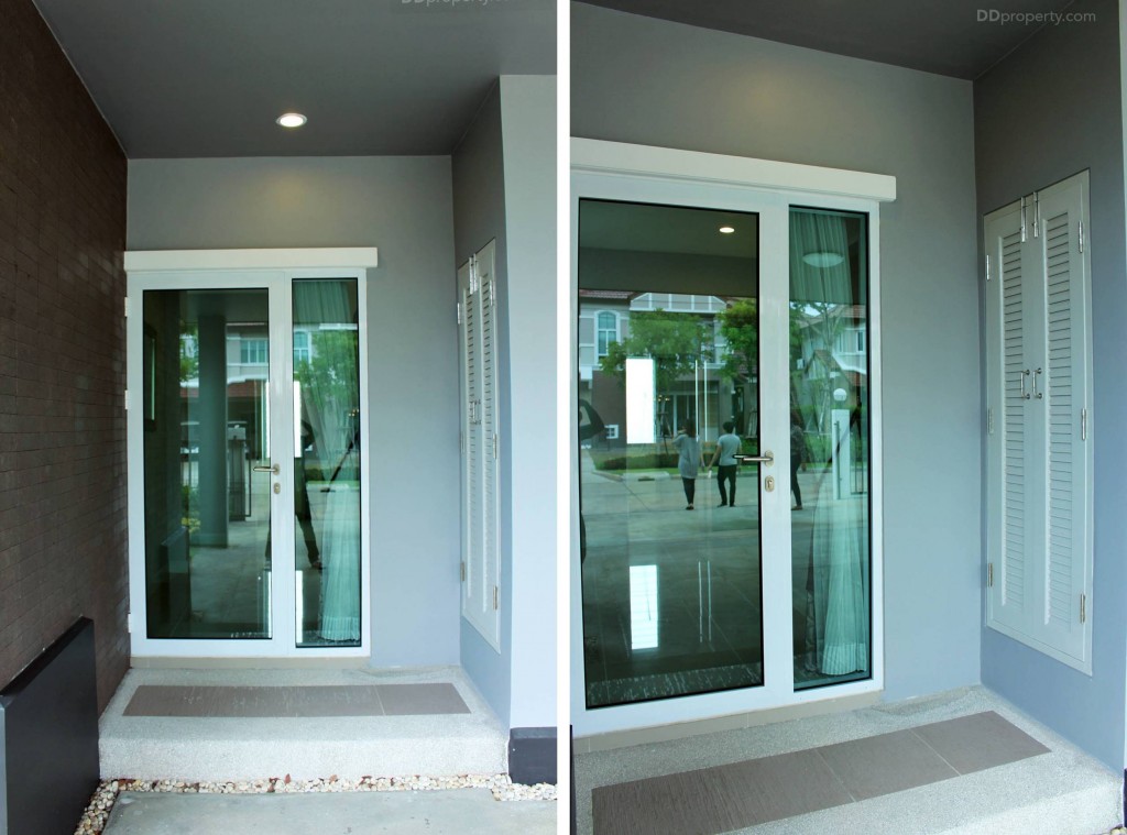 กลับมาด้านหน้าทางเข้าของบ้านบริเวณนี้จะเป็นประตูทางเข้าที่ 1 ซึ่งจะทะลุไปยังบริเวณห้องรับประทานอาหาร พร้อมด้วยที่เก็บของด้านขวามือ