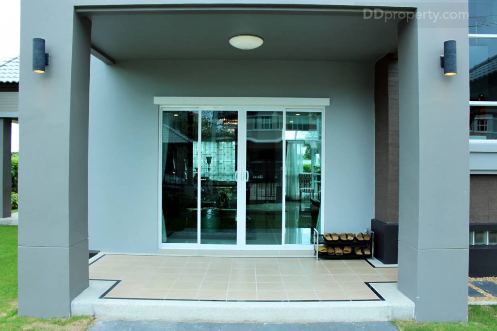 ประตูทางเข้าที่ 2 จะเข้าสู่ห้องรับแขก โดยมีเฉลียงยื่นออกมาพร้อมไฟแบบซาลาเปาติดเพดาน และโคมไฟ 2 จุด ประตูเป็นแบบบานเลื่อนอะลูมิเนียมสีขาวแบบสไลด์กระจกใสเขียวตัดแสง 