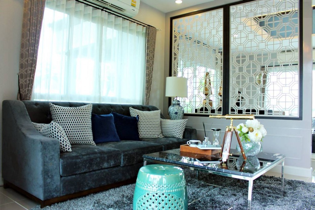 ห้องรับแขก ขนาด 3.6 x 4.2 เมตร ความสูงเพดาน 2.6 เมตร มีพื้นที่เชื่อมต่อกับห้องนั่งเล่นและห้องรับประทานอาหาร