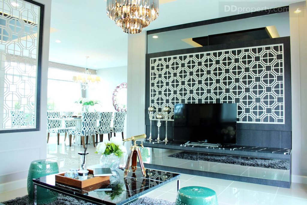 ถ้าหากเป็นบ้านที่แต่งครบก็จะได้แบบที่เห็นนี้เลย ส่วนถ้าบ้านเปล่า ผนังจะเป็นแบบฉาบเรียบ สีขาว 