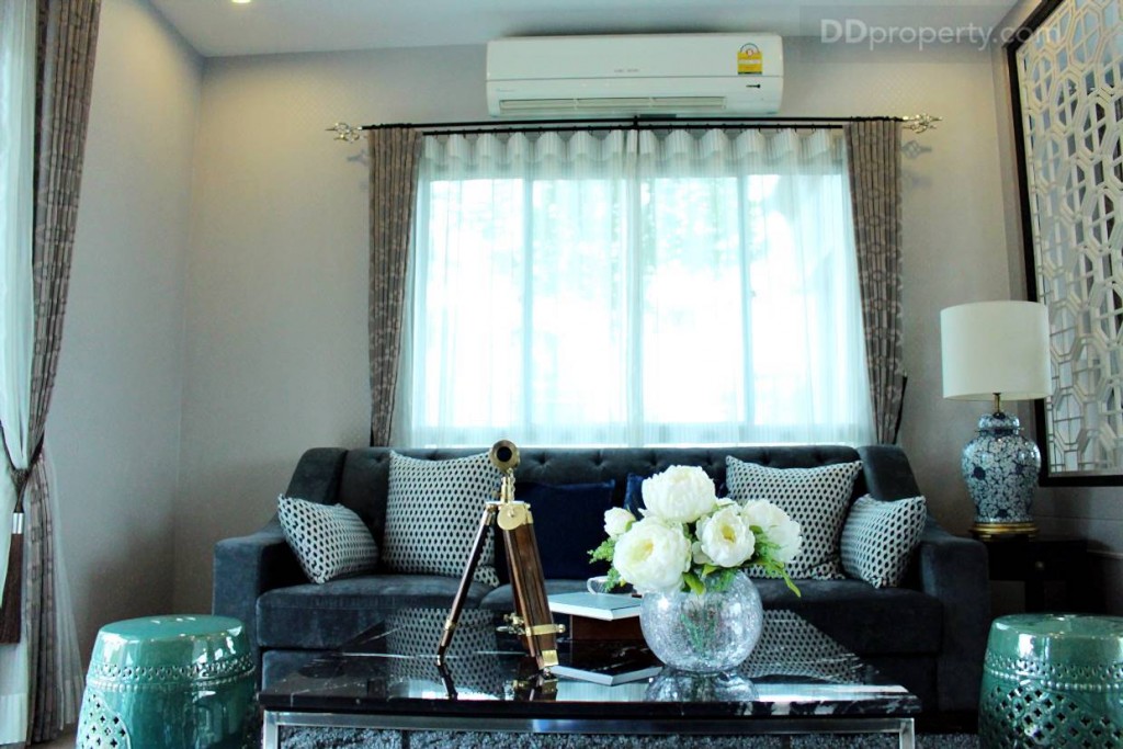 ผนังด้านนี้มีหน้าต่างให้ 1 บาน โครงการวางโซฟาขนาด 3  ที่นั่งไว้ให้ดูเป็นไอเดียในการตกแต่ง 