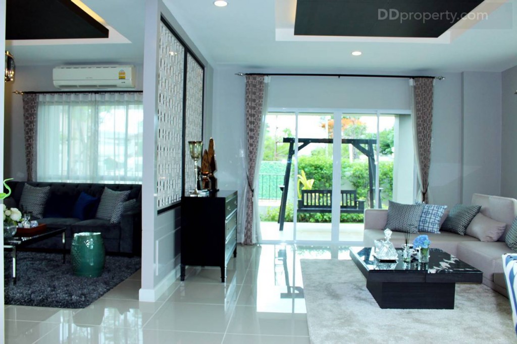 การออกแบบของบ้านตั้งใจให้พื้นที่ด้านหน้าเป็นที่รับแขก ส่วนห้องด้านในจะเป็นห้องนั่งเล่นสำหรับสมาชิกในบ้านนั่นเอง