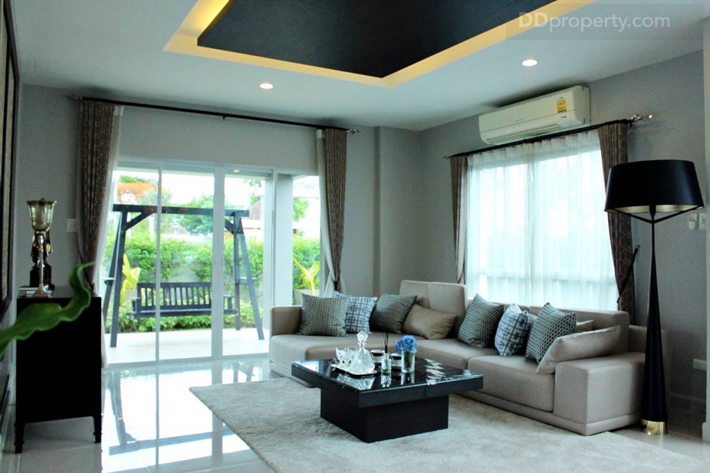 พื้นที่ห้องนั่งเล่นถ้าซื้อแบบแต่งเสร็จก็จะได้แบบนี้เลย ถ้าเป็นบ้านเปล่าบริเวนนี้ก็จะโล่งๆ แต่จะมีเพดานเล่นระดับมาให้แต่จะเป็นสีขาวๆ เฉยๆ