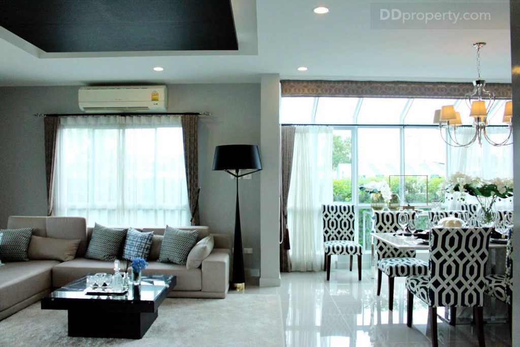 พื้นที่ห้องนั่งเล่นและห้องครัวเชื่อมต่อกันเพื่อความสะดวกในการใช้งาน และทำให้บ้านโปร่ง