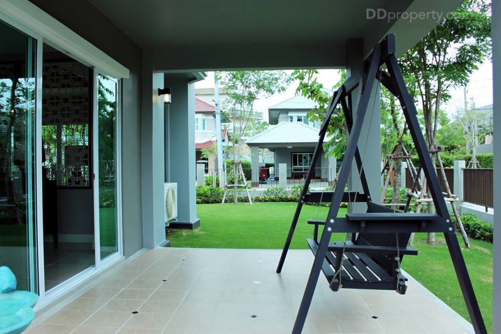 พื้นที่เฉลียงขนาด 3x4 เมตร ซึ่งมีขนาดพอสำหรับทำกิจกรรมต่างๆ