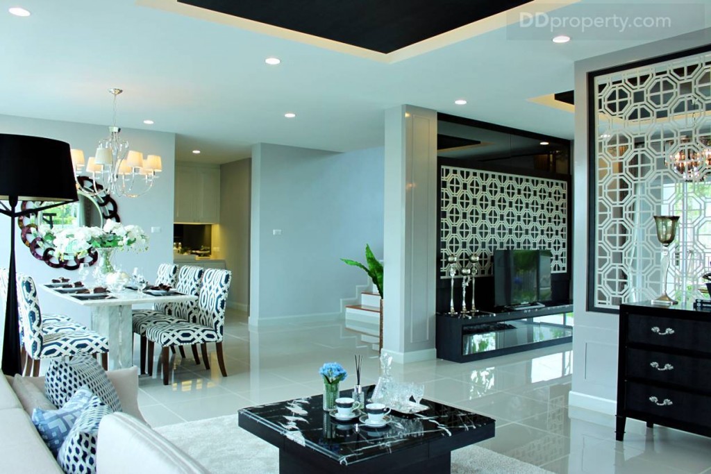 ห้องนั่งเล่นจะอยู่ติดกับโต๊ะประทานอาหาร และส่วนบริการของตัวบ้านทั้งหมด ตั้งแต่ห้องเก็บของ, แพนทรี่, ห้องครัว และห้องน้ำ