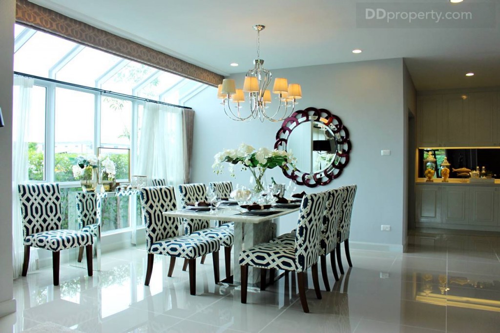 ห้องรับประทานอาหารมีขนาด 4x4 เมตร โครงการวางโต๊ะรับประทานอาหารแบบ 8 ที่นั่งมาให้ดูเป็นไอเดียตัวอย่าง ซึ่งห้องนี้มีความพิเศษตรงที่มีผนังเป็นกระจกแบบ Sky Light