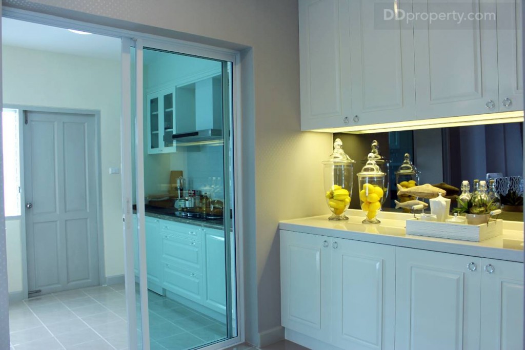 ในบ้านตัวอย่าง โครงการทำการ built-in เคาน์เตอร์มาให้ ซึ่งของจริงไม่มีให้เป็นแค่โถงเปล่าๆ เท่านั้น ซ้ายมือเป็นห้องครัว