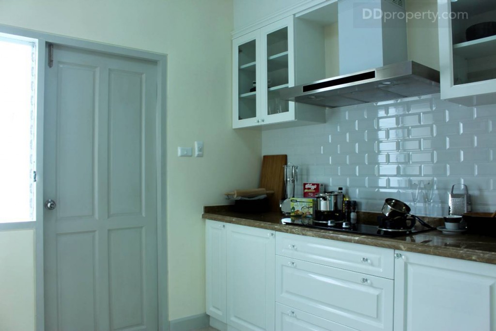 ห้องครัวขนาด 2.6 x 3 เมตร จากห้องครัวจะมีประตูเปิดออกไปยังส่วนของลานซักล้างด้านนอกได้ บานประตู HDF สีขาว ด้านข้างเป็นหน้าต่างบานเกร็ด