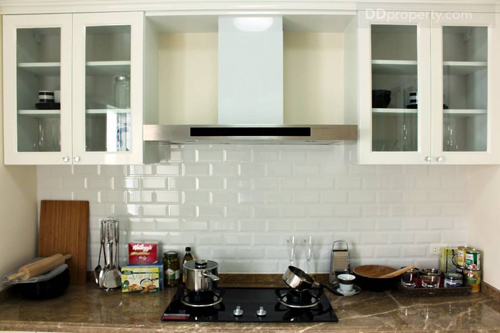 โครงการติดตั้งเคาน์เตอร์ครัวมาให้ดูเป็นไอเดีย ซึ่งของจริงจะได้เป็นห้องเปล่า 