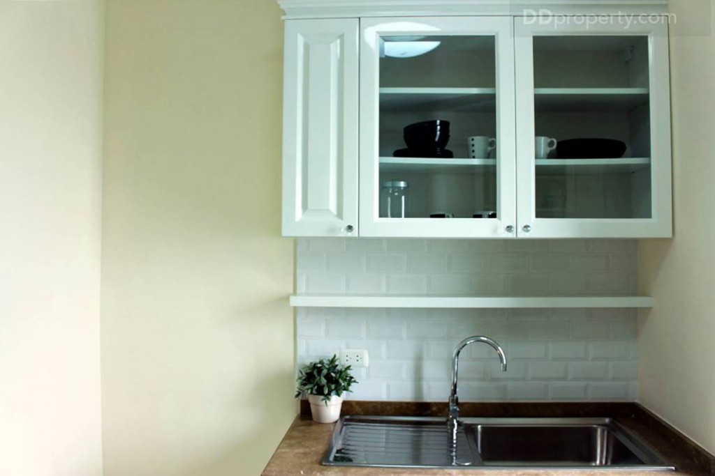 อีกฝั่งทางโครงการให้ไอเดียการบิลท์อิน บิลท์อิน ที่ล้างจาน พร้อมตู้เก็บของด้านบน