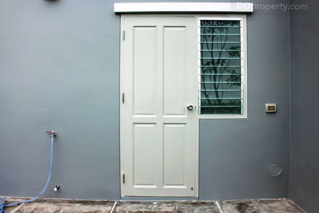 บริเวณหลังบ้านเป็นพื้นที่ซักล้างทางโครงการเทพื้นคอนกรีตมาให้ พร้อมติดตั้งปลั๊กไฟและก๊อกน้ำ พร้อมสำหรับติดตั้งเครื่องซักผ้าได้