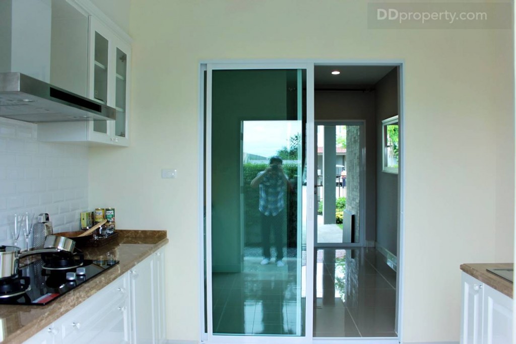 มุมมองของห้องครัวจากด้านหลังบ้าน