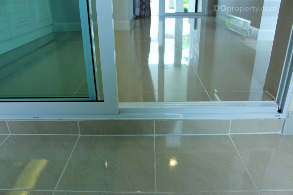 พื้นห้องครัวมีการลดระดับประมาณ 5 ซม.ปูพื้นด้วยกระเบื้อง