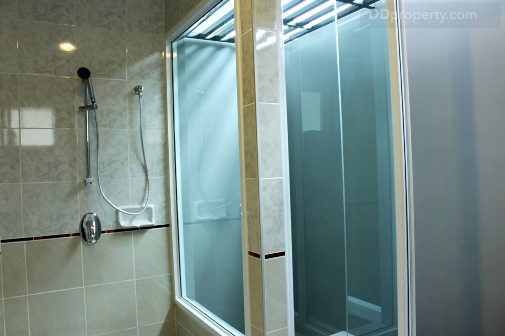 พื้นที่ด้านข้างส่วนอาบน้ำเป็นกระจกใสบานใหญ่เพื่อเปิดรับแสง