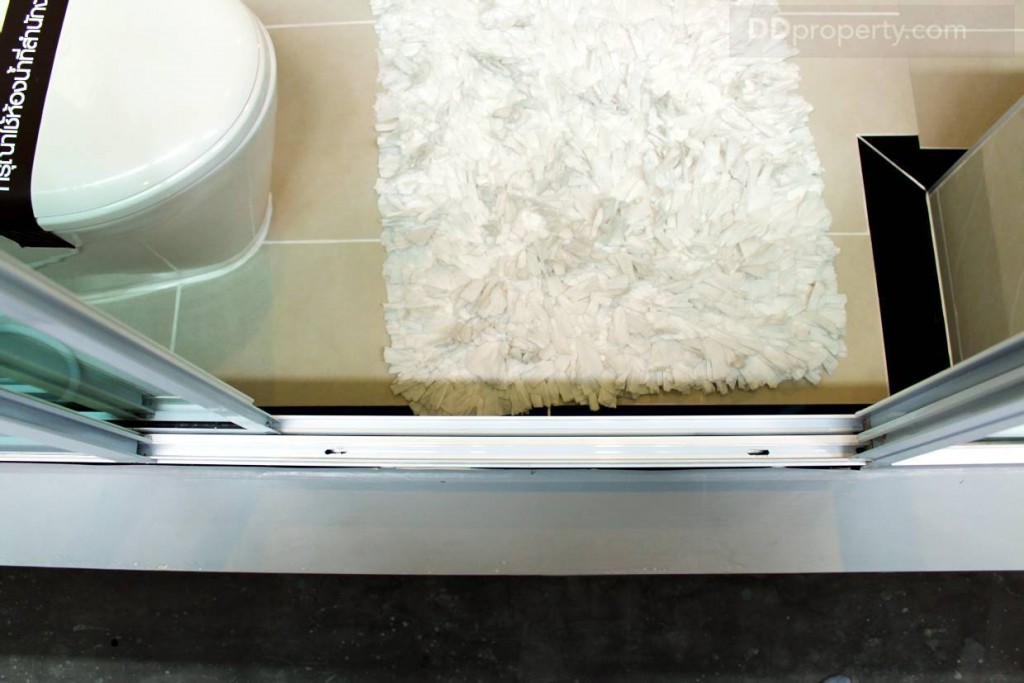 มีกระจกบานเลื่อนสามารถเปิดออกเพื่อระบายอากาศ และให้ถ่ายเทภายในห้องน้ำ