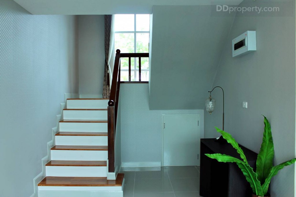 กลับมายังพื้นที่บริเวณบันไดทางขึ้นมีหน้ากว้างประมาณ 3 เมตร พร้อมห้องเก็บของใต้บันได