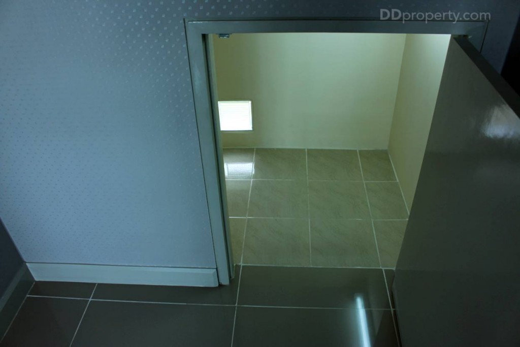 ในห้องเก็บของทางโครงการปูกระเบื้องให้มาพร้อม ซึ่งเป็นชนิดเดียวกันกับที่ปูในครัว