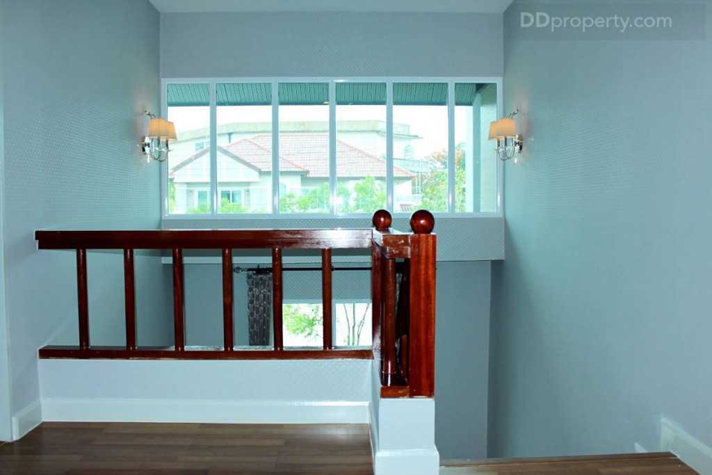 พื้นที่ชั้น 2 มีการเจาะผนังติดหน้าต่าง พร้อมโคมไฟ 2 ตัว เพื่อเพิ่มแสงสว่างให้กับห้อง