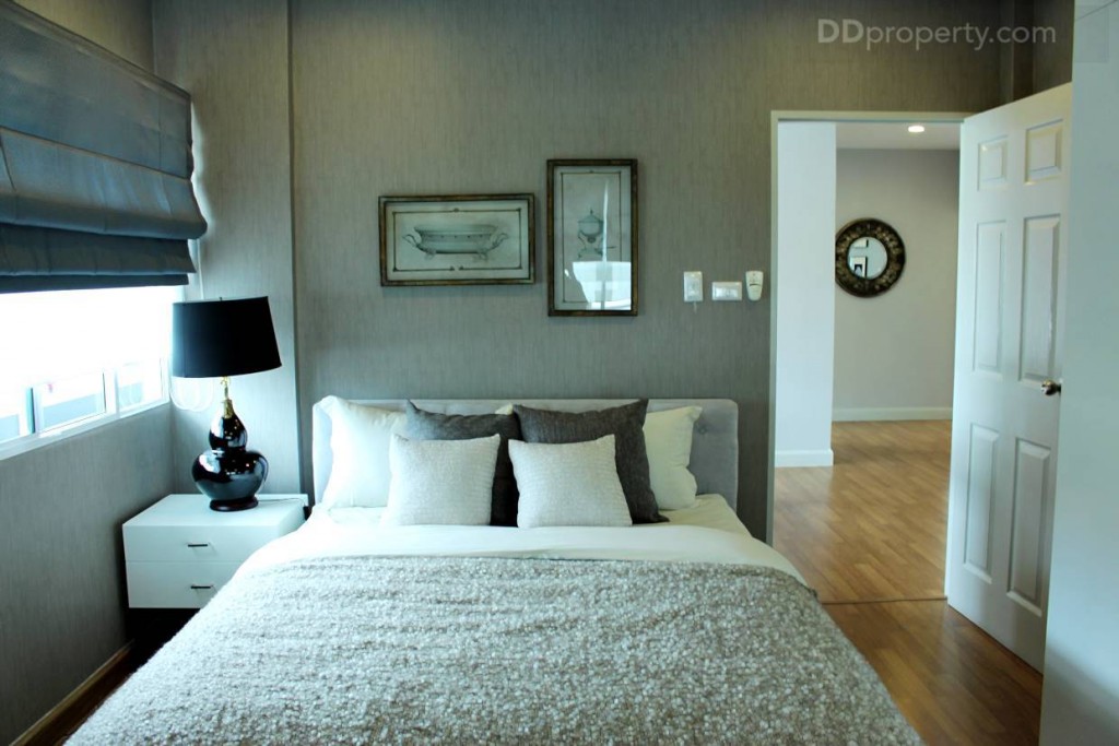 สามารถวางเตียงขนาด 5 ฟุตพร้อมโต๊ะโคมไฟข้างเตียงได้พอดี  