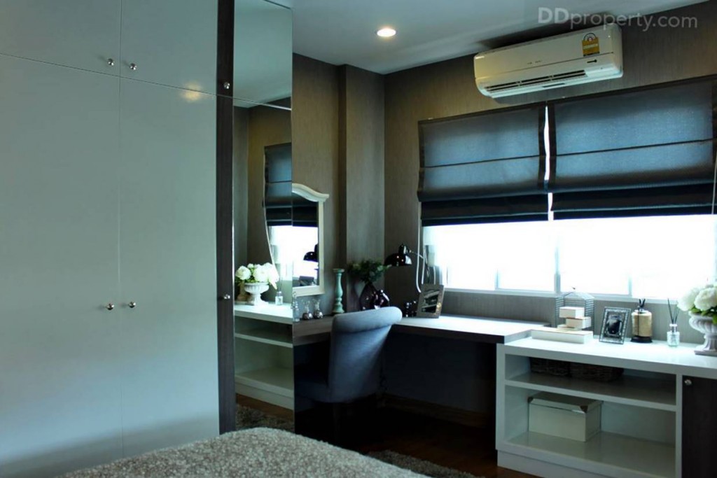 ห้องนี้สว่างพอสมควร เพราะอยู่ด้านหน้ามีหน้าต่างถึง 2 จุด