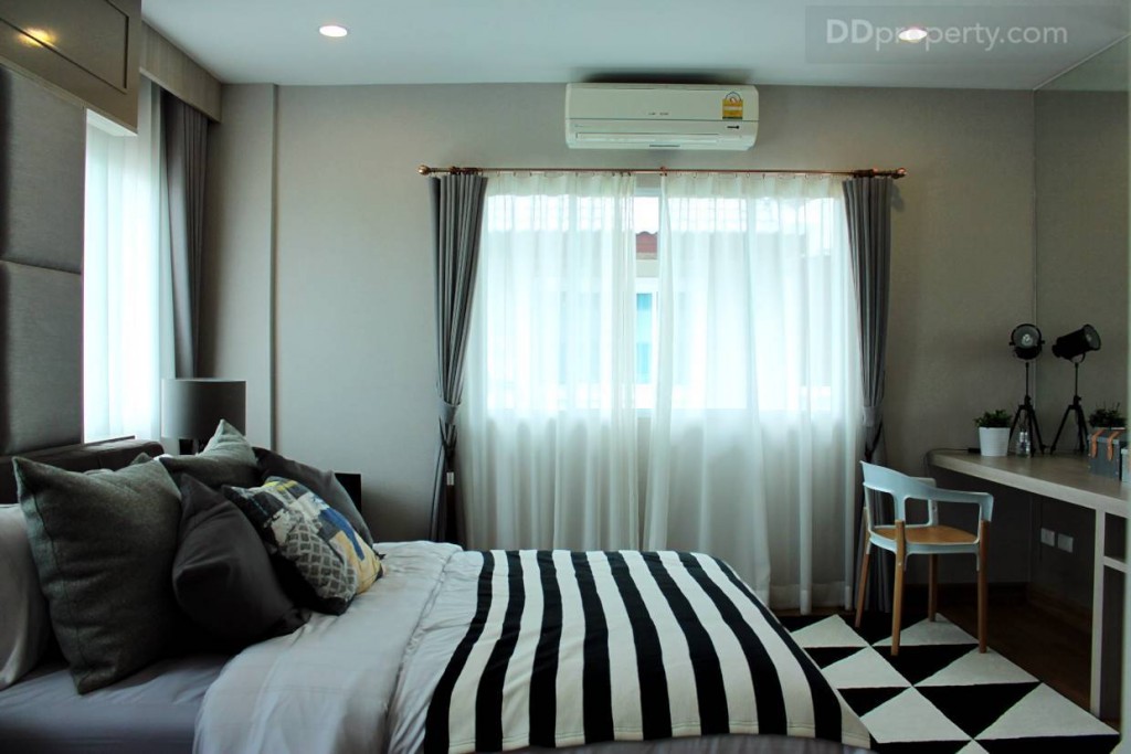 ห้องนอนที่ 2 จะอยู่บริเวณเหนือห้องครัว ห้องนี้จะใหญ่ขึ้นมาหน่อย โดยมีขนาด 4 x 4  เมตร