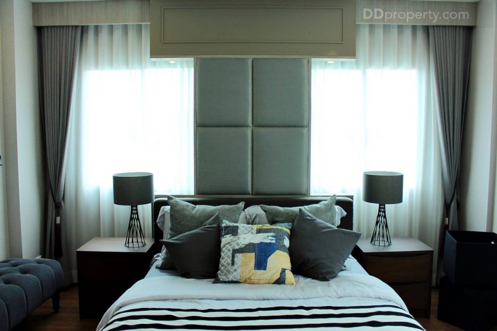 แม้จะเป็นห้องที่มีขนาดใหญ่กว่าห้องนอนก่อนหน้า แต่ทางโครงการยังเลือกวางเตียงขนาด 5 ฟุต จึงยังเหลือพื้นที่เดินรอบเตียงได้สบายๆ