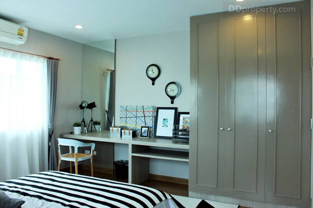 ห้องนี้มีหน้าต่างให้ 2 ด้าน คือผนังข้างเตียงเป็นหน้าต่างกระจกบานเลื่อน ส่วนตรงหัวเตียงเป็นหน้าต่างบานกระทุ้ง 2 บาน