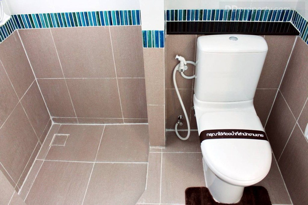 มีการแยกส่วนเปียกแห้งแต่ไม่มีฉากกั้นอาบน้ำให้ 