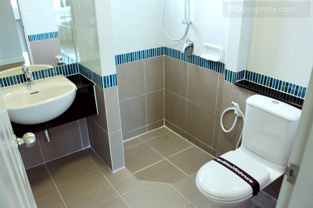 เมื่อออกมาด้านนอกจะมีห้องน้ำกลางอีก 1 ห้อง ขนาด 2x2 เท่ากับห้องน้ำในห้องนอนก่อนหน้านี้ ส่วนเรื่องวัสดุได้ตามมาตรฐานเหมือนกันทุกห้อง