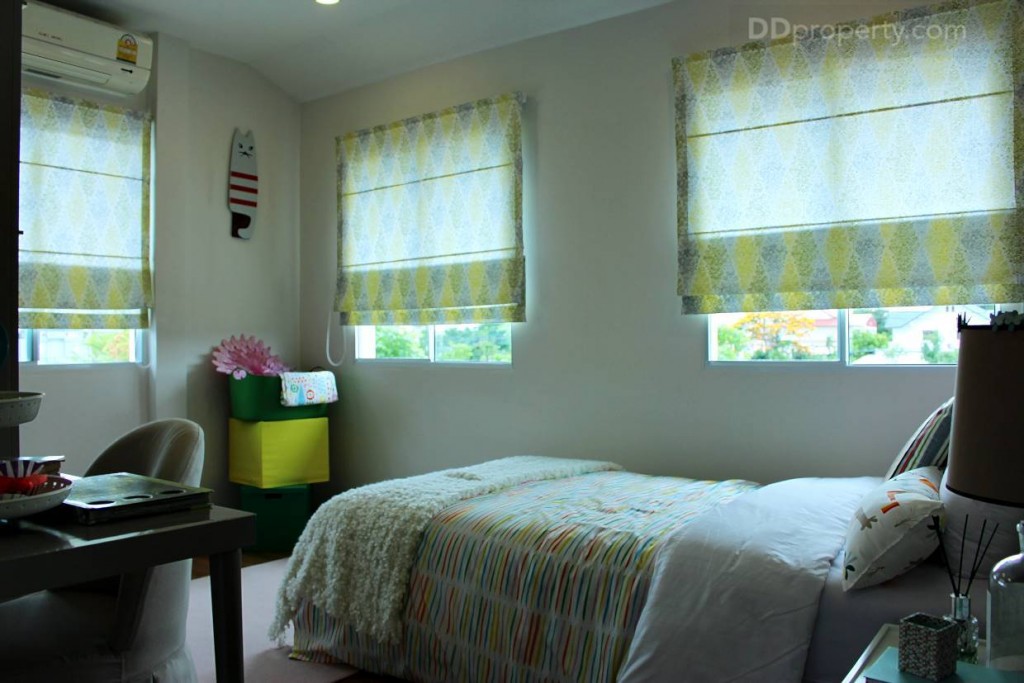 ห้องนี้จะอยู่ติดกับห้องน้ำและห้องนอนใหญ่ ห้องนอน 3 นี้มีหน้าต่างรอบจึงทำให้แสงธรรมชาติเข้าค่อนข้างดี