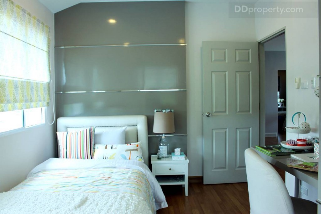 โครงการเลือกใช้เตียงขนาด 3 ฟุต วางชิดมุมห้องทำให้ห้องดูเป็นสัดเป็นส่วนมีพื้นที่มากขึ้น อีกทั้งจากเตียงและประตูมีระยะห่างกันซึ่งมีพื้นที่เหลือมากพอสมควรดีที่ทีเดียว