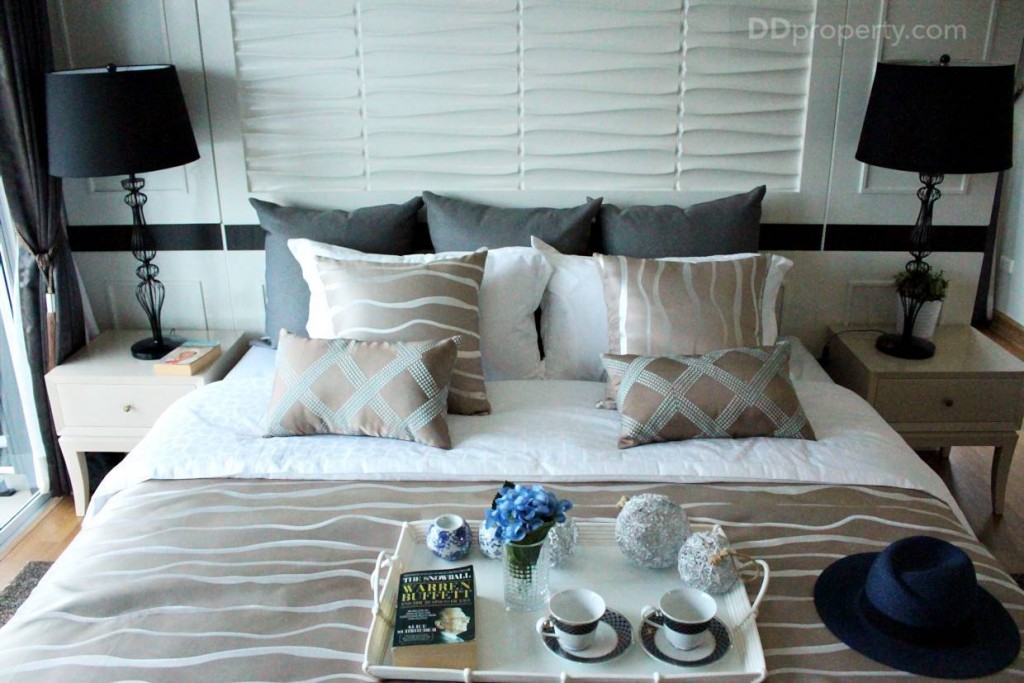 สำหรับห้อง Master Bedroom ทางโครงการให้ไอเดียในการวางเตียงขนาด 6 ฟุต