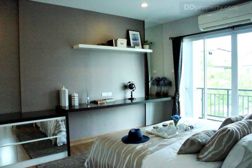 บริเวณปลายเตียง สามารถบิลท์อินบิลท์อินชั้นวางทีวีเป็นแนวยาวเต็มพื้นที่ผนังก็จะทำให้สามารถใช้พื้นที่ห้องได้ค่อนข้างคุ้มค่า