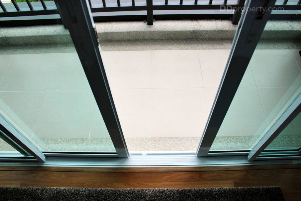 ประตูห้องนอนเป็นแบบานเลื่อนกรอบอะลูมิเนียมกระจกใสเขียวตัดแสง