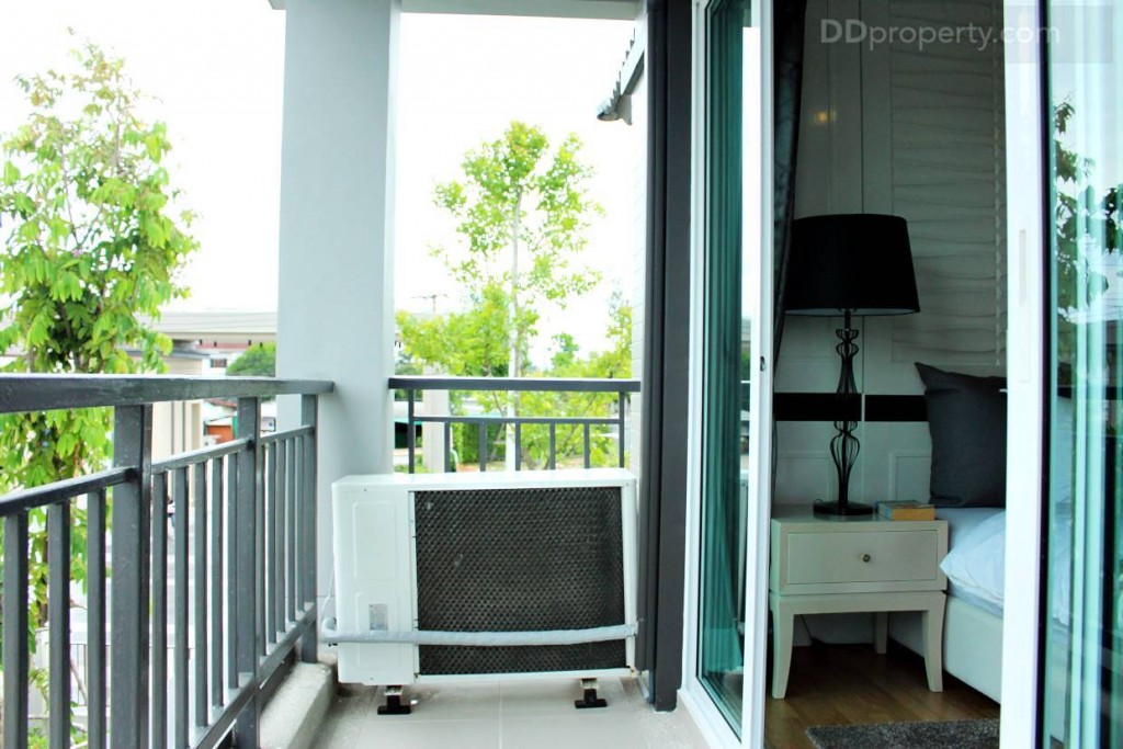 ด้านขวาของระเบียงสามารถตั้งคอมเพรสเซอร์แอร์ได้