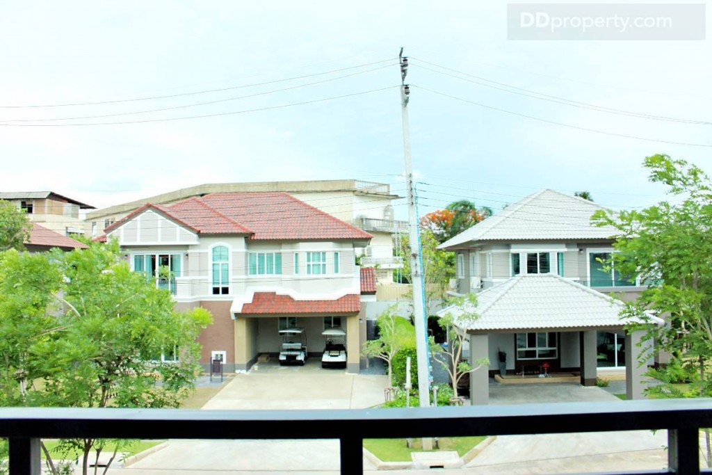 มุมมองด้านหน้าจากบ้านตัวอย่าง