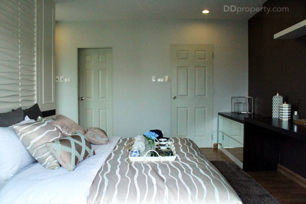 มุมมองภายในห้องนอนประตูด้านขวาเป็นทางเข้าห้อง ด้านซ้ายเป็นห้องน้ำ