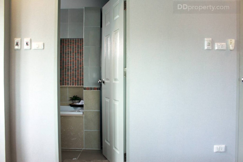 ระบบไฟต่างๆ จะอยู่ด้านซ้ายมือของห้องหรือบริเวณประตูห้องน้ำ