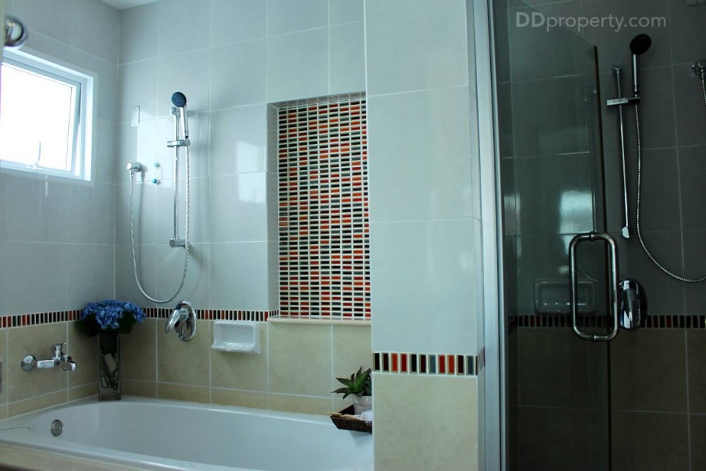 มุมมองภายในห้องน้ำ ห้องน้ำของห้องนอนใหญ่จะมีตวามพิเศษที่มีอ่างอาบน้ำเพิ่มขึ้นมา และห้องอาบน้ำก็มีกระจกกั้นอาบน้ำมาให้