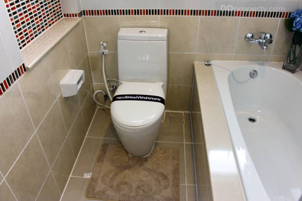 ห้องน้ำขนาด 2 x3 เมตร ปูพื้นด้วยประเบื้องเคลือบ ซึ่งให้เหมือนกับบ้านจริงทุกประการ