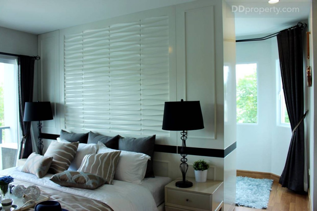 บริเวณหัวเตียงทางโครงการบิวท์อินบิลท์อินเป็นฉากกั้น อีกด้านจะเป็นตู้เสื้อผ้าไว้เพื่อเป็นไอเดีย