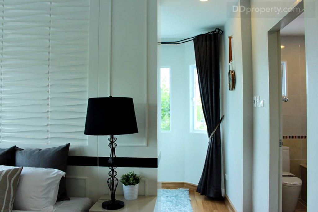 หลังฉากกั้นบิลท์อิน ให้เป็นเหมือน Walk-in-closet สะดวกต่อการใช้งาน