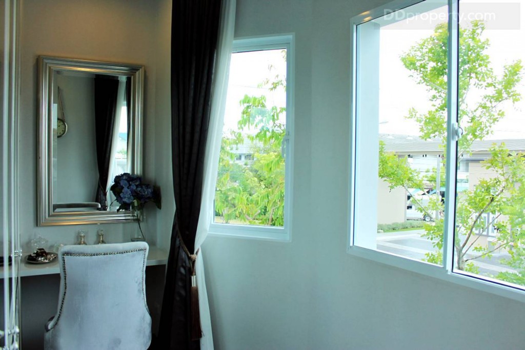 พื้นที่ห้องแต่ตัวอยู่มุมของห้องเป็นแนวโค้งกระจกรอบเปิดรับแสงเหมาะสำหรับเป็นมุมแต่งสวย เสริมหล่อของคุณเจ้าของบ้านเพราะได้แสงธรรมชาติ แต่ถ้าหากจะแต่งตัวอาจจะต้องปิดม่านสักหน่อย 