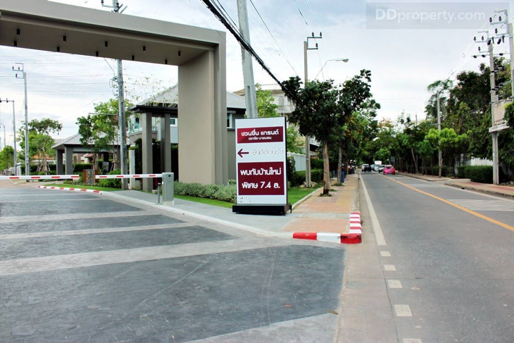 ถนนในซอยบางบอน 4 บริเวณด้านหน้าโครงการ ซึ่งสามารถทะลุไปถึงถนนเลียบคลองภาษีเจริญฝั่งใต้ได้ 