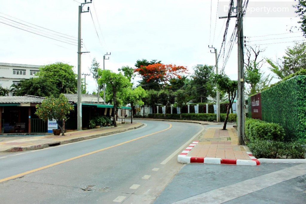 ถนนด้านหน้าจากปากซอยบางบอน 4 