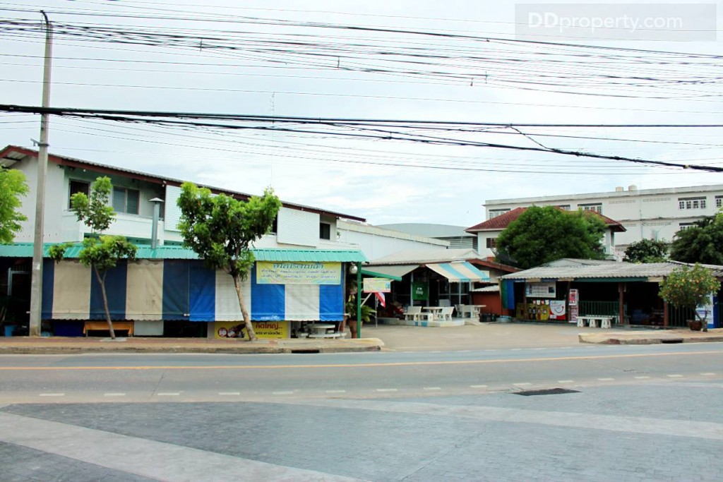 ฝั่งตรงข้ามโครงการจะมีร้านอาหาร และร้านขายส่งของคนในพื้นที่ เป็นอีกหนึ่งจุดใกล้โครงการที่ลูกบ้านสามารถมาฝากท้องได้ 