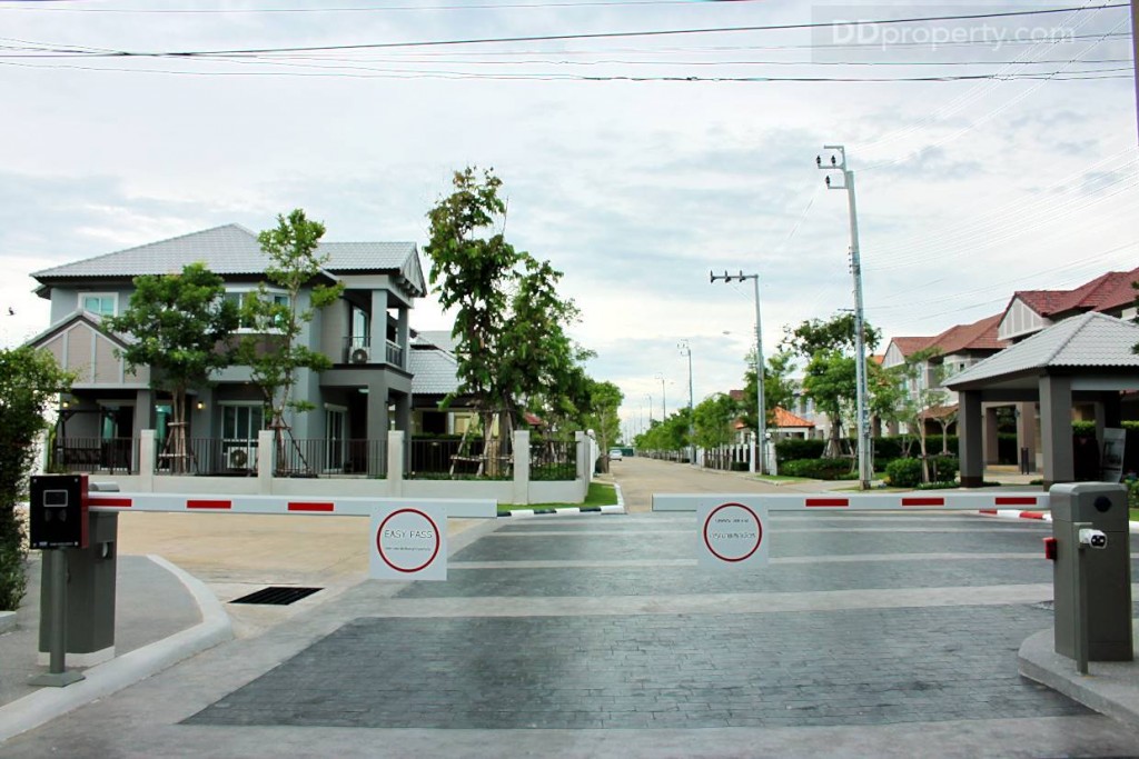 เข้า-ออกโครงการด้วยระบบ Key Card  มีกล้อง CCTV และเจ้าหน้าที่รักษาความปลอดภัย 24 ชม.