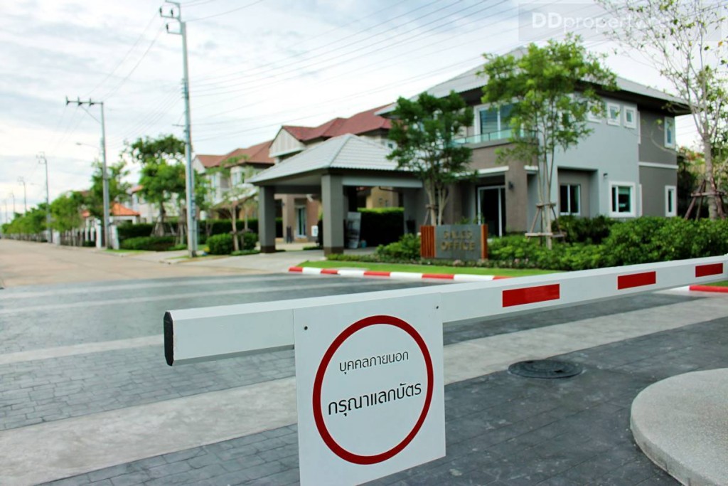 ประตูทางเข้าโครงการแบบ รั้วกั้นไม้กระดก พร้อม  Key Card Access ระยะใกล้ 