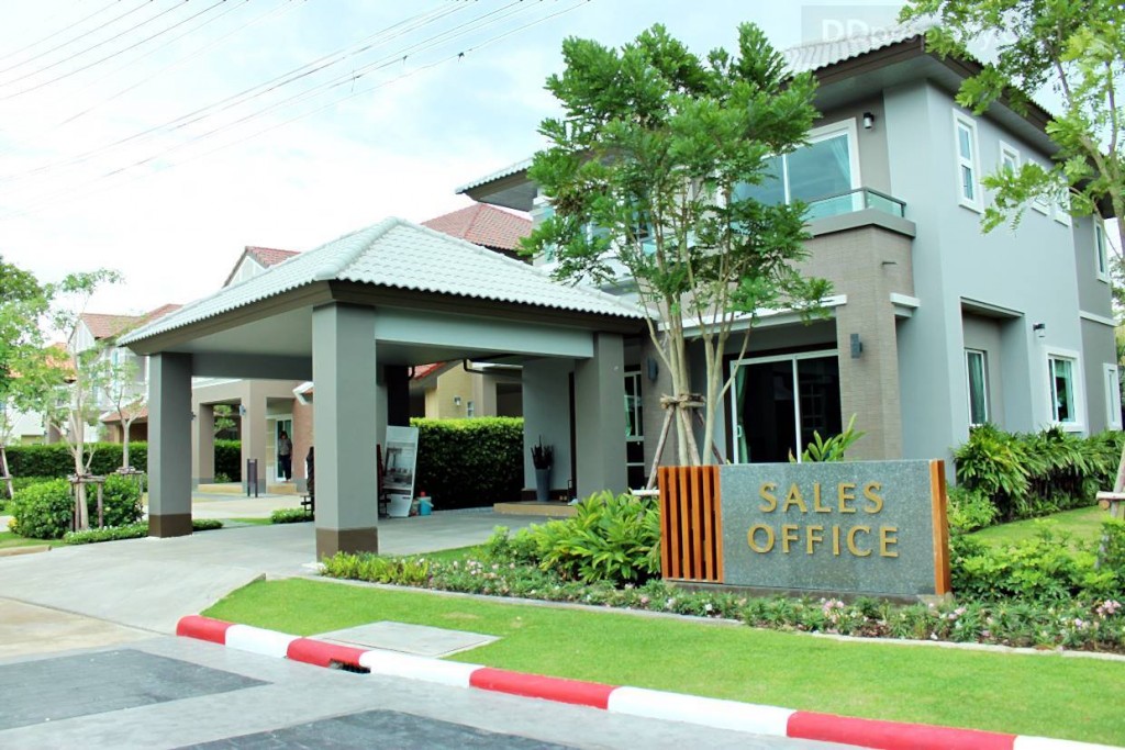 สำนักงานขายจะอยู่ด้านขวามือของทางเข้า